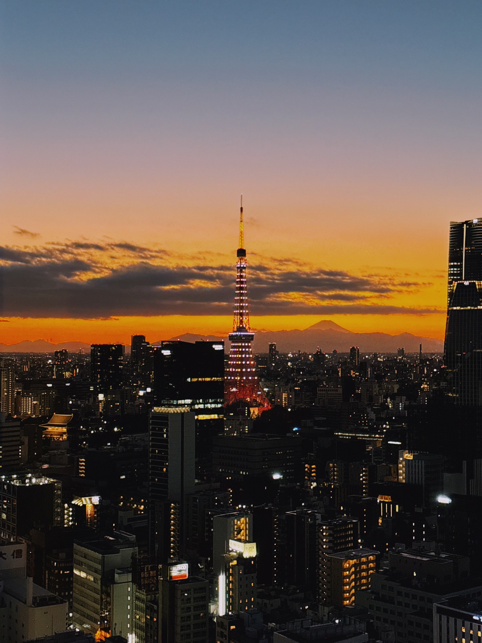 夕阳、东京塔和富士山